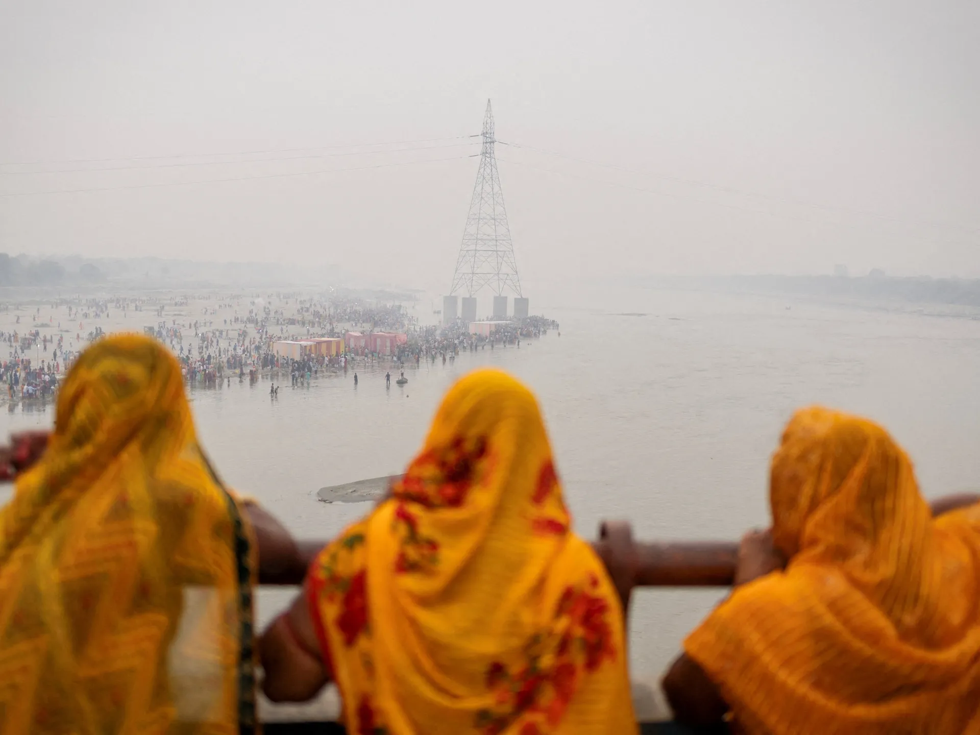 Dehlidə süni yağış: Niyə